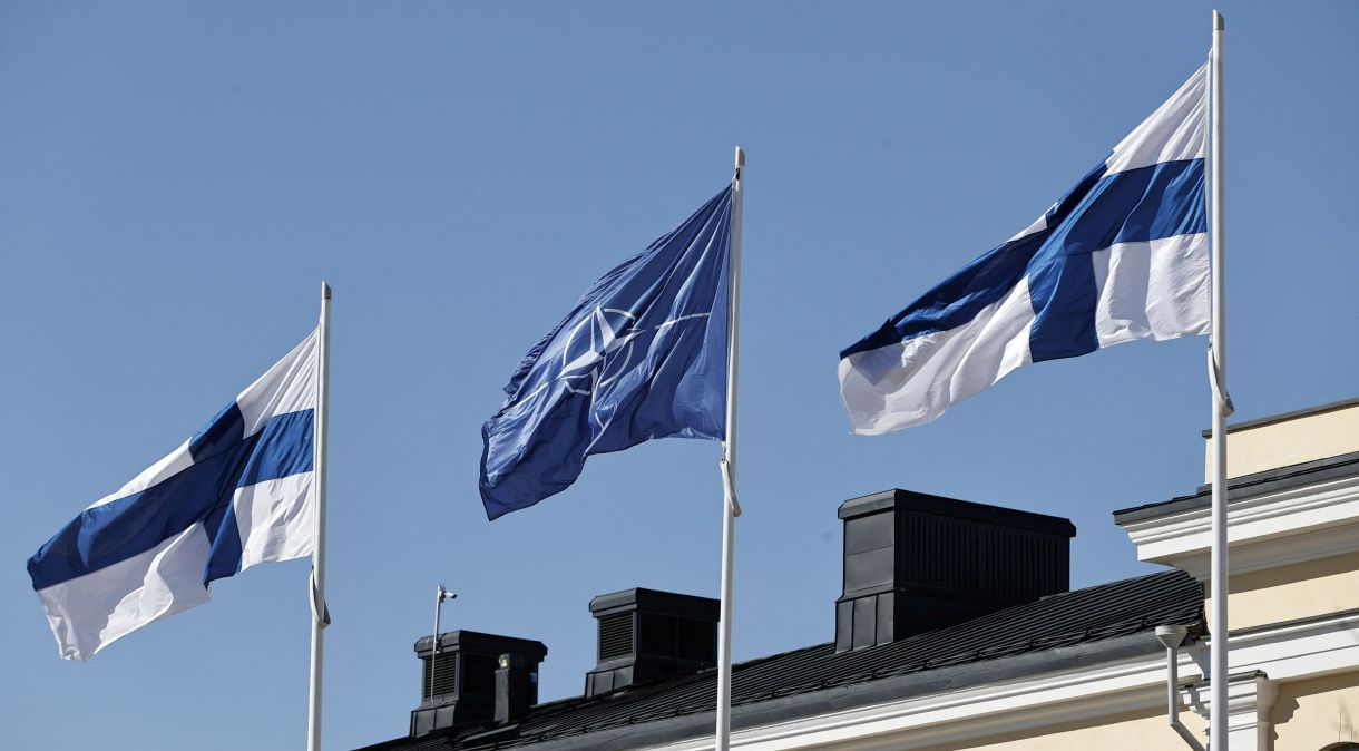 Bandeiras da Finlândia e da Otan no Ministério das Relações Exteriores finlandês, em Helsinque, Finlândia