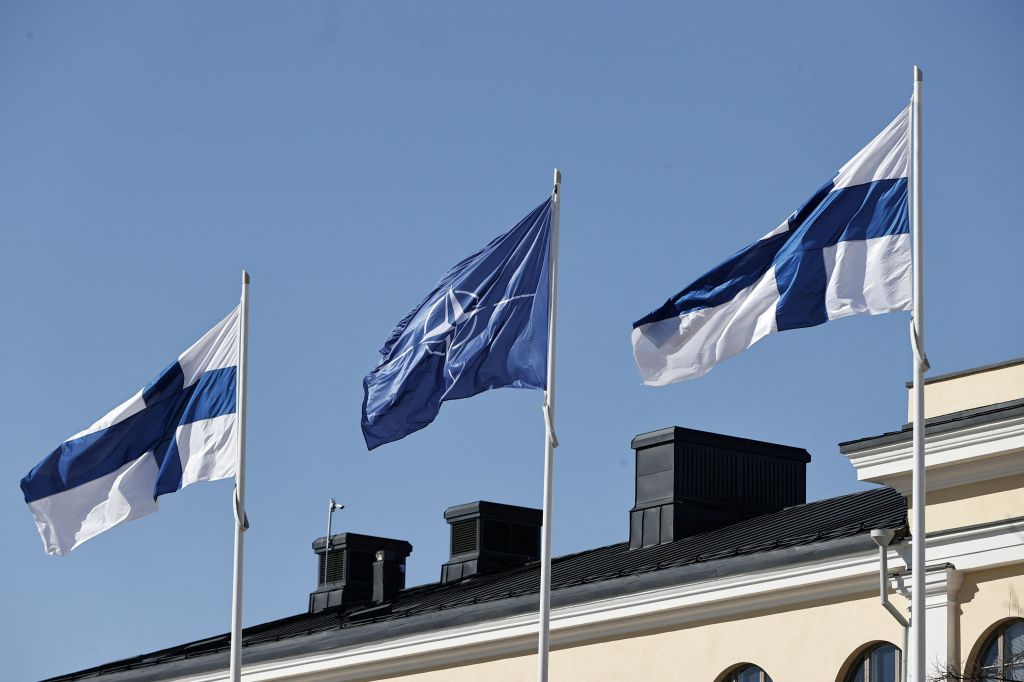 Bandeiras da Finlândia e da Otan no Ministério das Relações Exteriores finlandês, em Helsinque, Finlândia