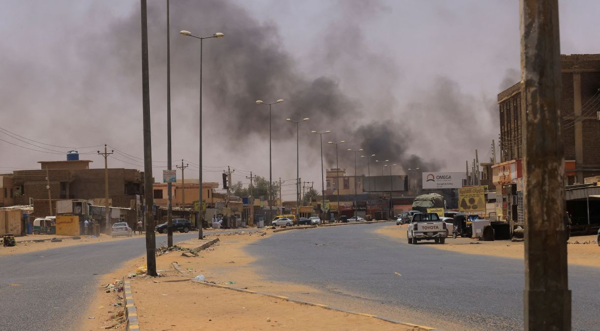 Fumaça sobe perto da ponte Halfaya, entre Omdurman e Cartum do Norte, no Sudão