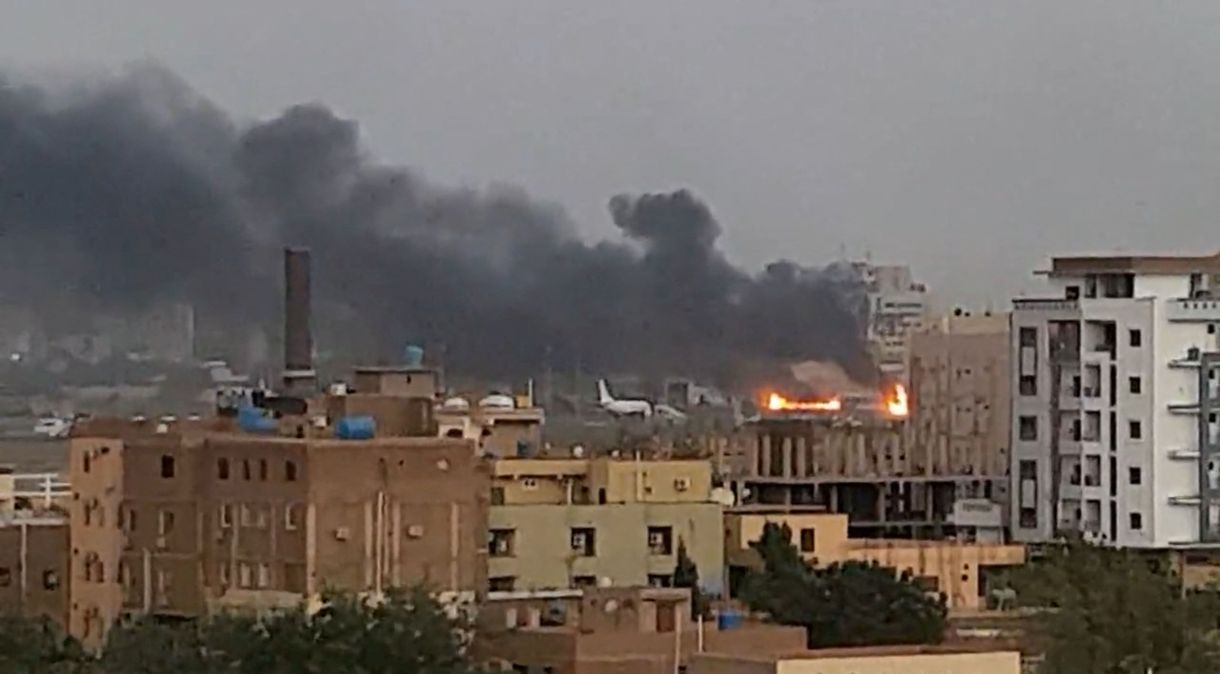 Fumaça sobe de incêndio na região do aeroporto de Cartum, no Sudão.