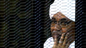 Ex-presidente Omar al-Bashir, procurado pelo Tribunal Penal Internacional por crimes de guerra, e pelo menos cinco de seus aliados foram para um hospital militar; milhares de detentos deixaram a prisão neste fim de semana