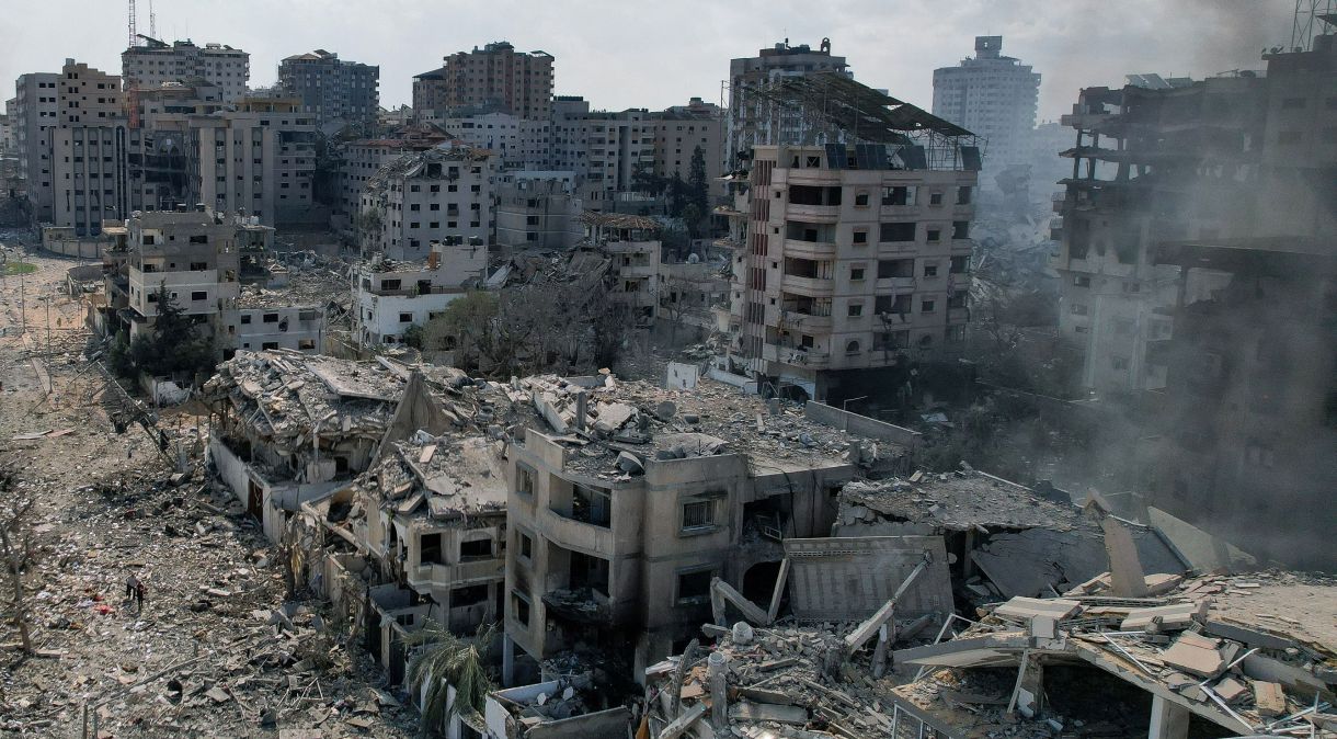 Casas e prédios destruídos após ataques de Israel na Cidade de Gaza