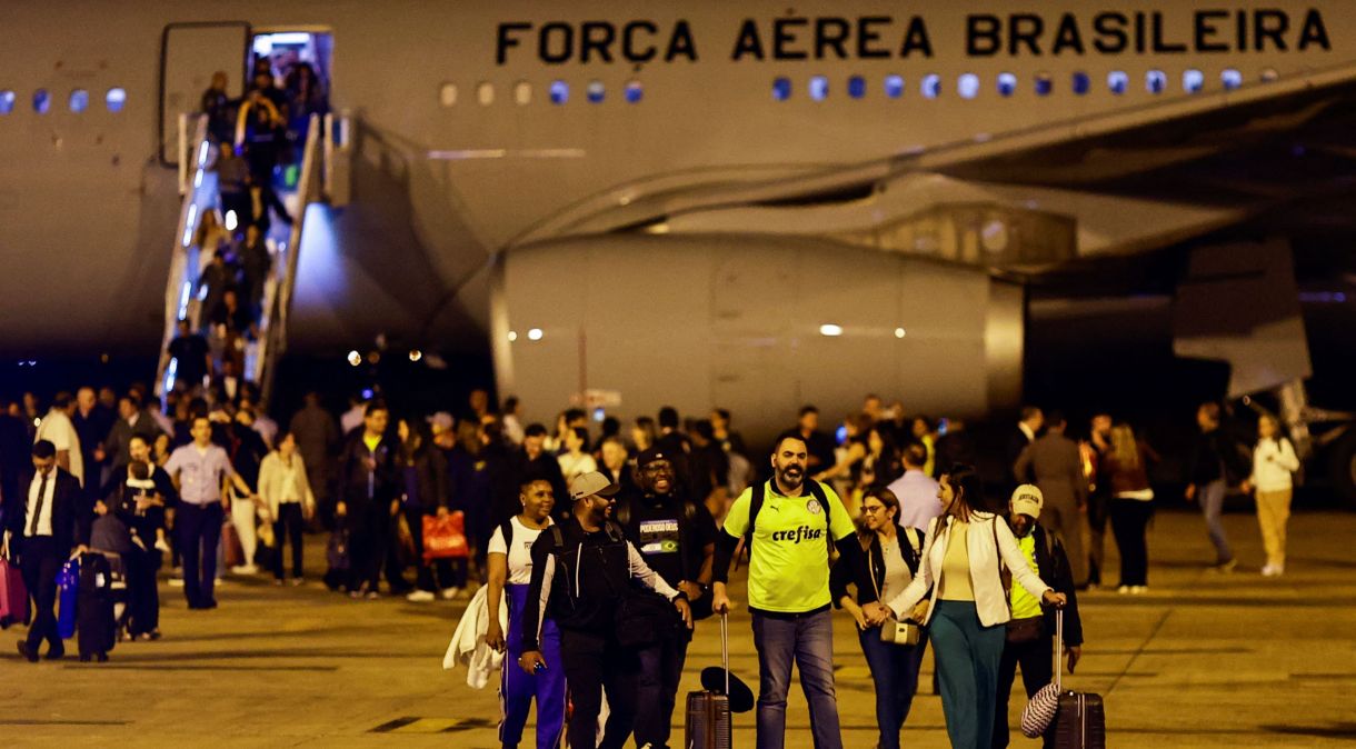 Primeiro voo com brasileiros repatriados de Israel chega a Brasília