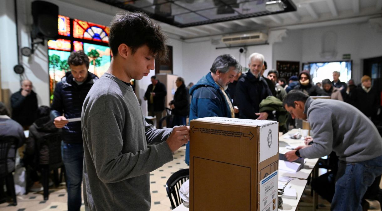 Simón Rubinstein, de 17 anos, vota pela primeira vez na vida em eleições primárias da Argentina, em Buenos Aires