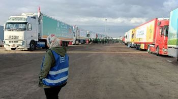 Embates fazem com que centenas de caminhões que transportam ajuda humanitária permaneçam à espera para entrar em Gaza