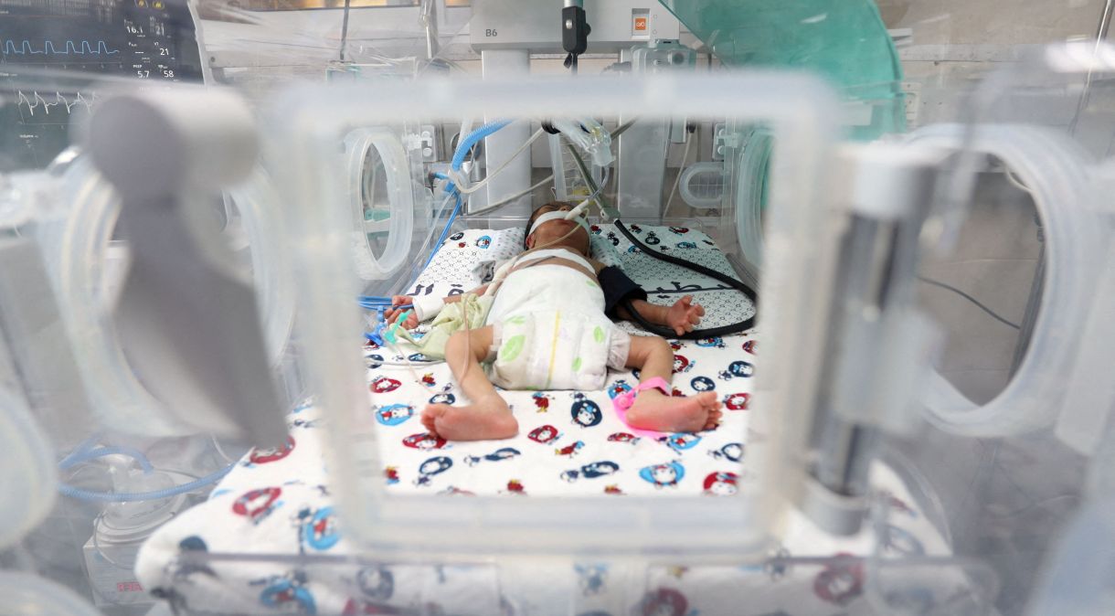 Bebê palestino prematuro em incubadora do hospital Shifa, na Cidade de Gaza: pais escrevem o nome de seus filhos em suas pernas, sob o temor de novos bombardeios em hospitais