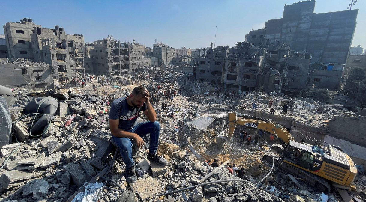 Homem lamenta enquanto palestinos buscam por vítimas após ataque de Israel no campo de refugiados de Jabalia, em Gaza