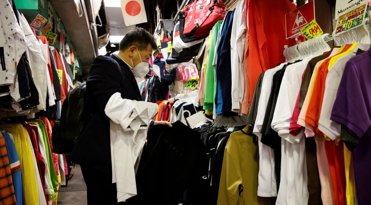 Homem compra roupas em loja em Tóquio