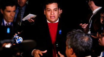 Político filho de brasileiros foi acusado de usar dinheiro de campanha para fins pessoais; Santos já fez acordo com o MP do Rio para evitar processo no Brasil