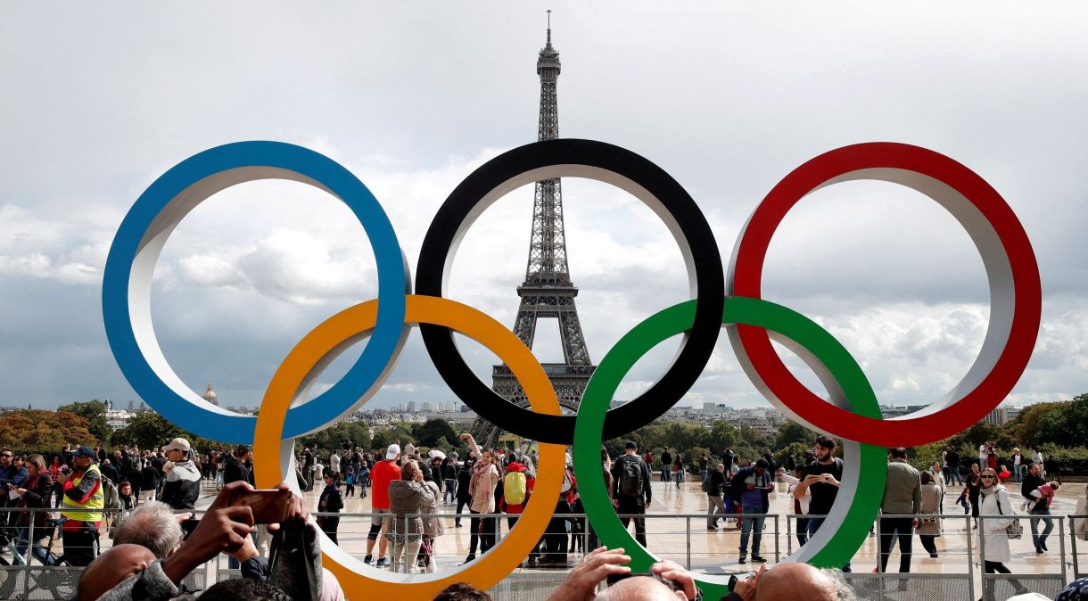 Anéis olímpicos em frente à Torre Eiffel, em Paris