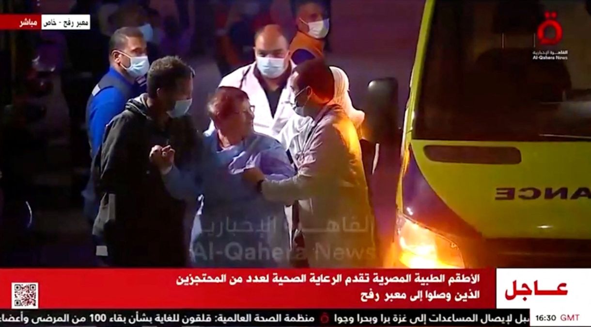 Reféns libertados deixam ambulância no Egito