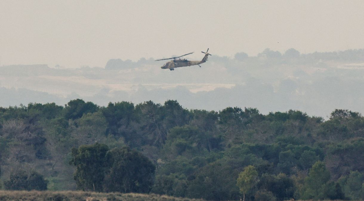 Helicóptero israelense perto da fronteira de Gaza