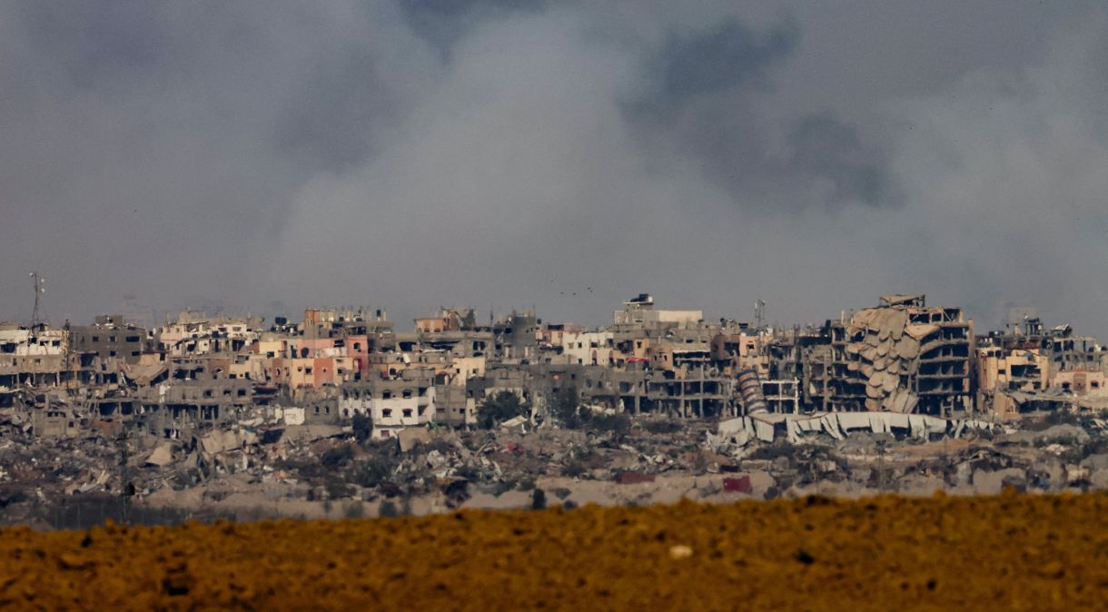 Fumaça sobre Gaza vista do sul de Israel
