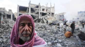 Homem palestino de meia-idade espera voltar a sua casa mesmo em destroços 