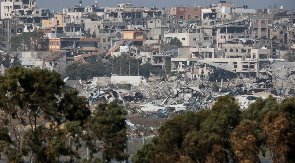 Edificações destruídas em Gaza vistas de Israel
