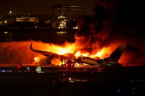 Colisão deixou cinco mortos e 17 feridos no aeroporto de Haneda, em Tóquio