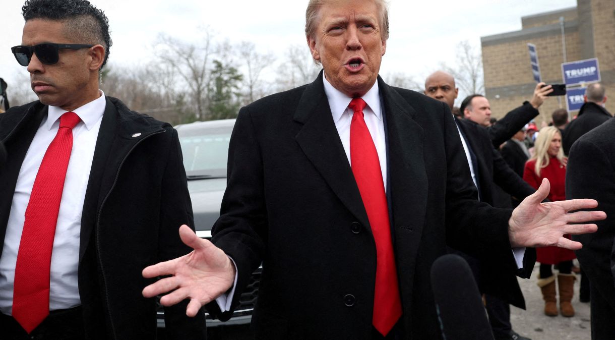 O ex-presidente dos EUA Donald Trump visita seção eleitoral no dia das primárias presidenciais de New Hampshire, em Londonderry, New Hampshire, EUA
