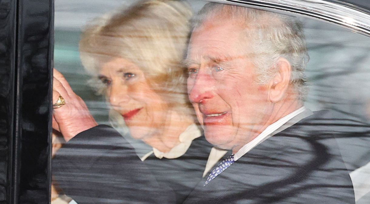 O rei Charles e a rainha Camilla do Reino Unido deixam Clarence House um dia após anúncio de que o monarca foi diagnosticado com câncer, em Londres