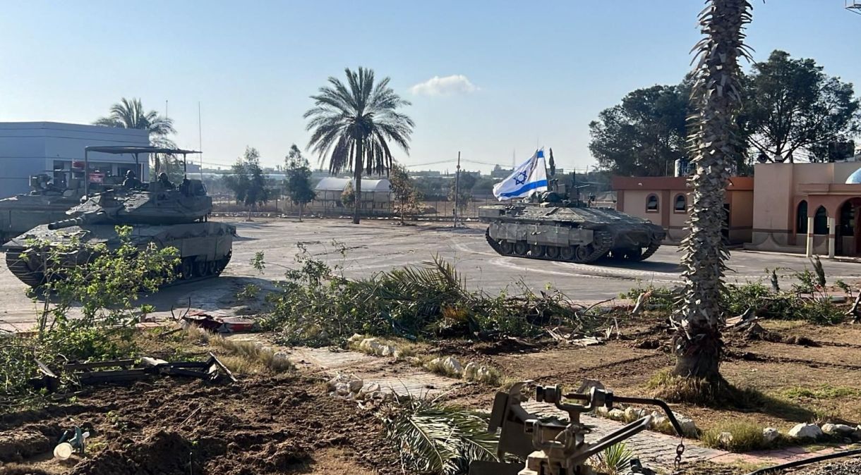Veículos militares de Israel operam do lado de Gaza na fronteira de Rafah