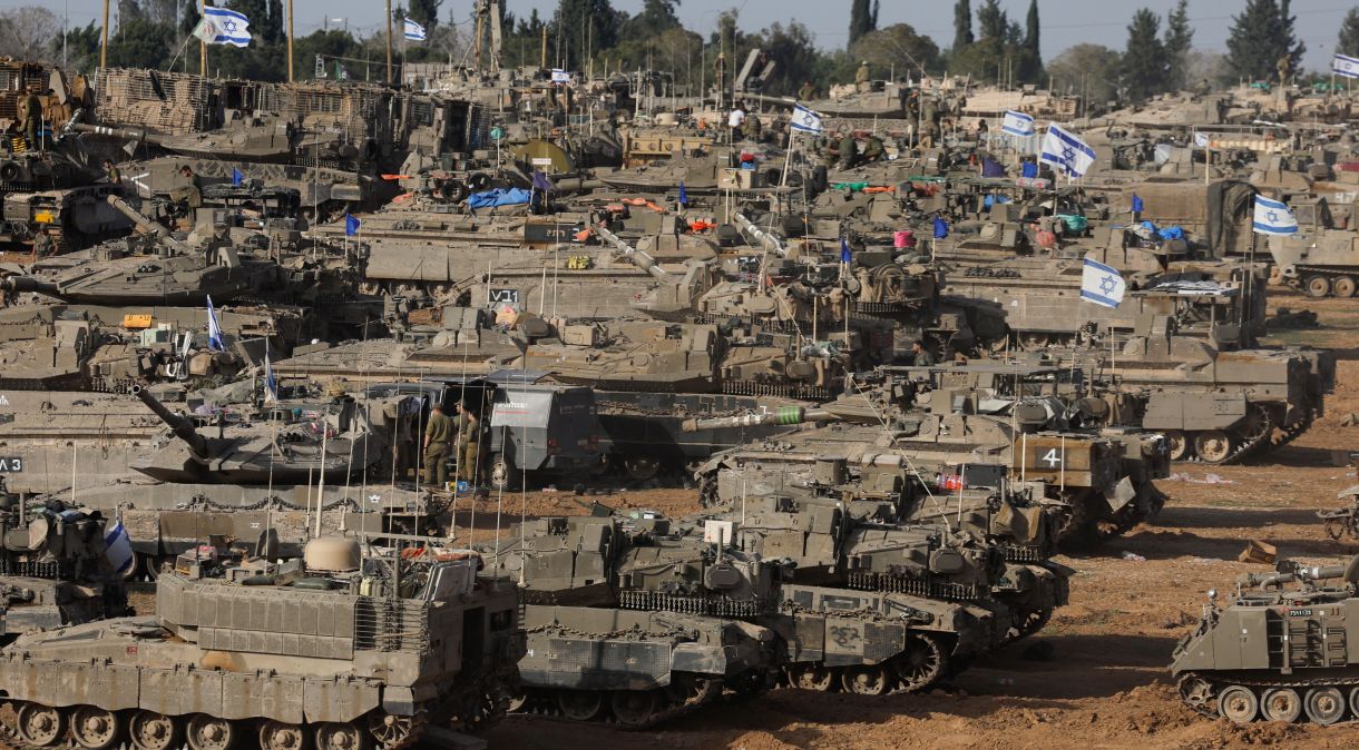 Veículos militares de Israel perto da fronteira Israel-Gaza