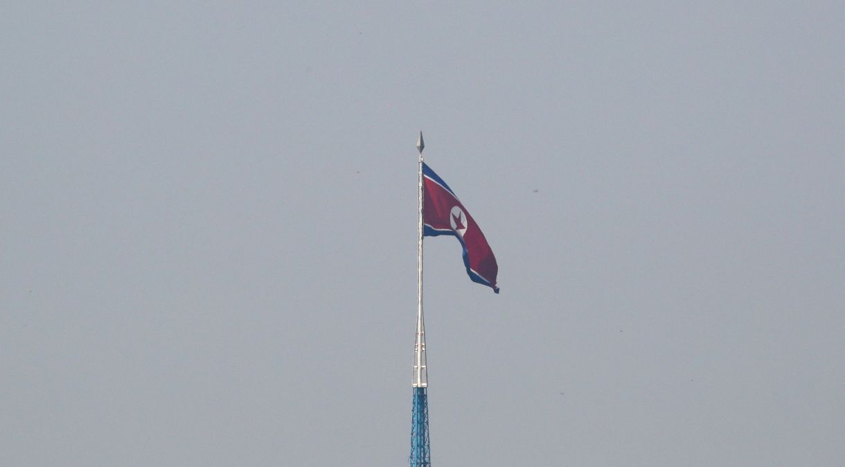 Bandeira da Coreia do Norte na vila norte-coreana de Gijungdong