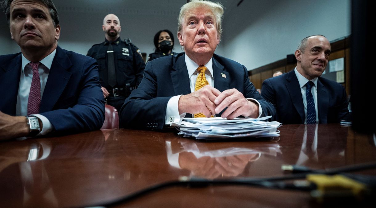 O ex-presidente dos EUA, Donald Trump, acompanhado pelos advogados Todd Blanche e Emil Bove, em julgamento criminal no Tribunal Criminal de Manhattan, em Nova York, NY