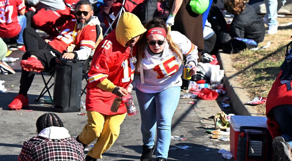 Fãs deixam área de desfile da vitória do Kansas City Chiefs no Superbowl após disparos