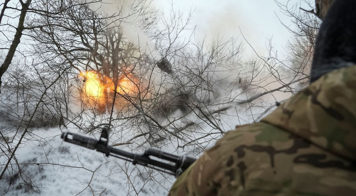 Militares ucranianos lançaram obuseiros autopropelidos em direção às tropas russas na linha de frente perto da cidade de Chasiv Yar