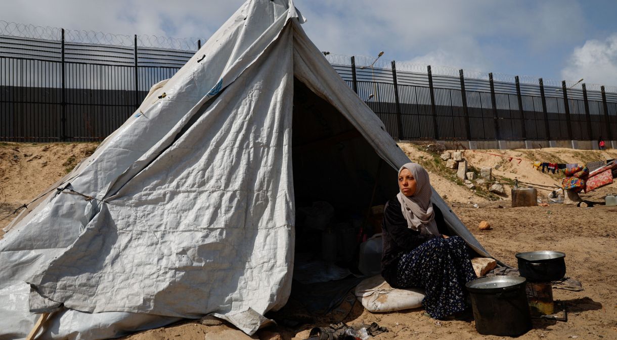 Mulher em barraca em Rafah, sul de Gaza