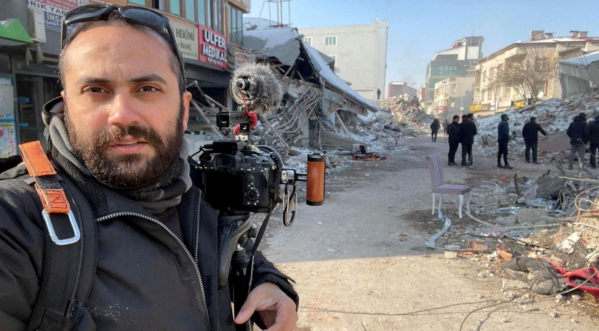 Jornalista da Reuters Issam Abdallah tira selfie enquanto trabalhava em Maras, na Turquia