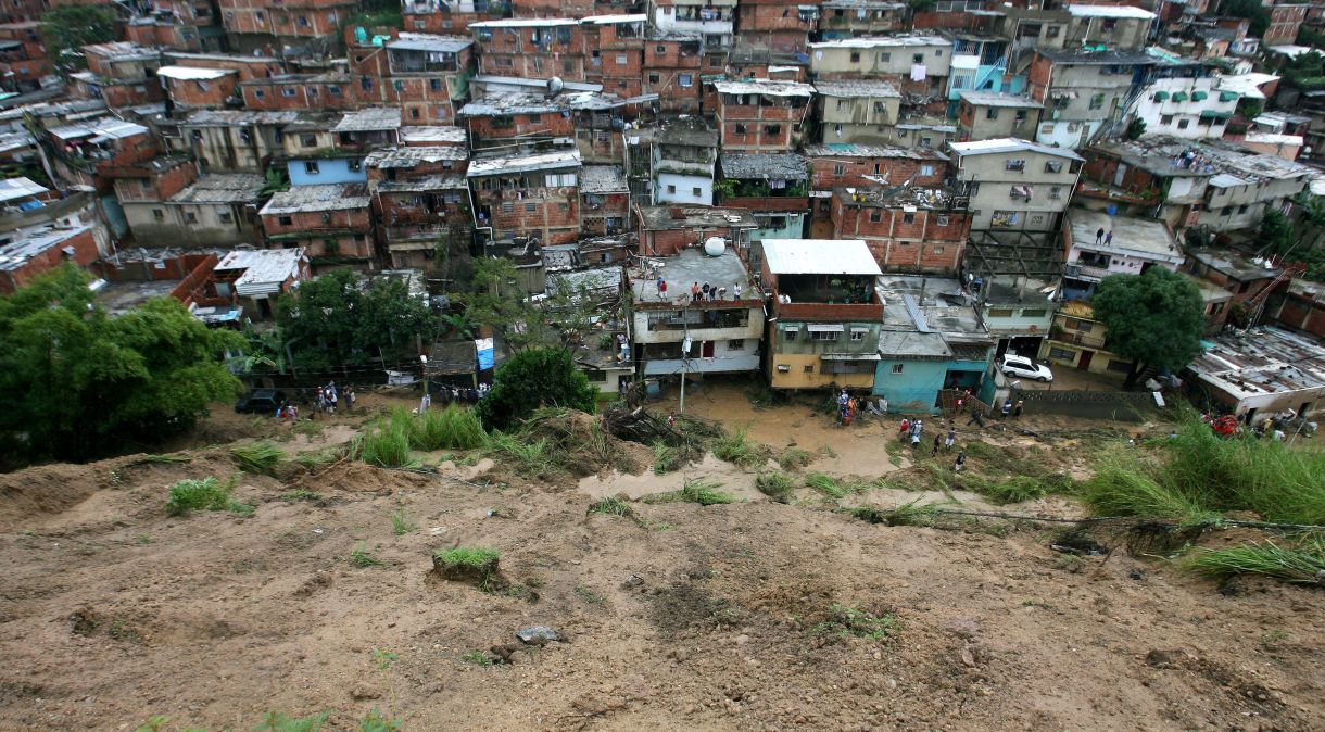 Bairro Santa Cruz del Este é visto em uma colina onde um muro de contenção caiu após fortes chuvas em Caracas