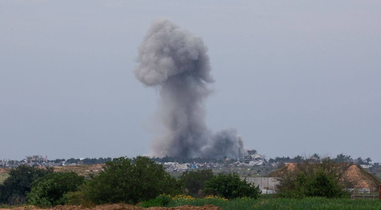 Fumaça é vista em Gaza em meio a conflito entre Israel e Hamas