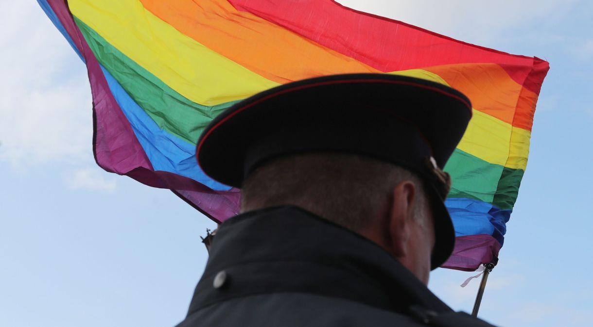 Agente de segurança durante evento da comunidade LGBT em São Petersburgo