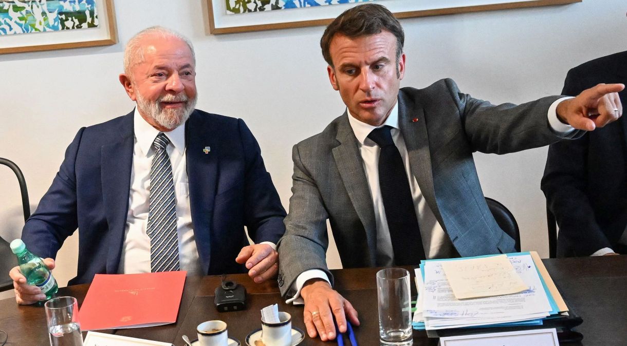 Lula e Macron durante cúpula UE-CELAC em Bruxelas