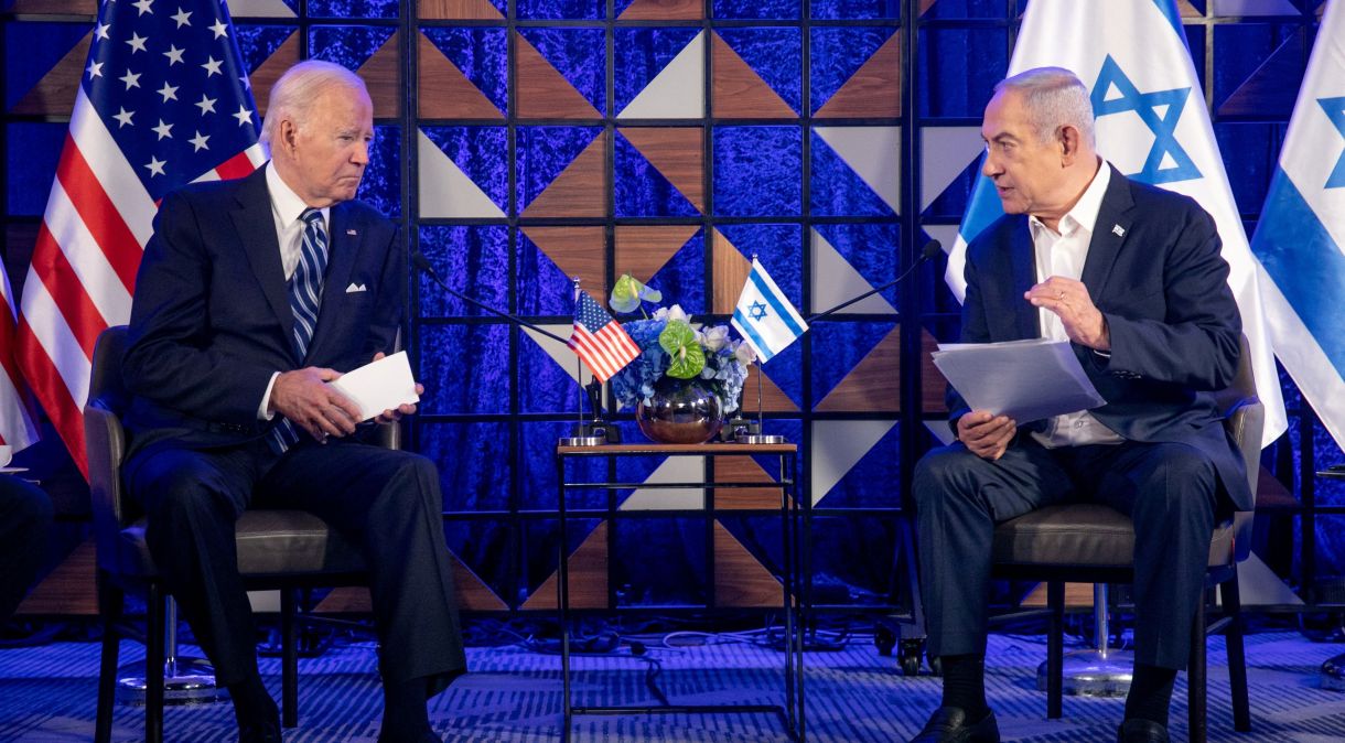 O presidente dos EUA, Joe Biden, à esquerda, encontra-se com o primeiro-ministro israelense, Benjamin Netanyahu, à direita, para discutir o conflito em curso entre Israel e o Hamas, em Tel Aviv