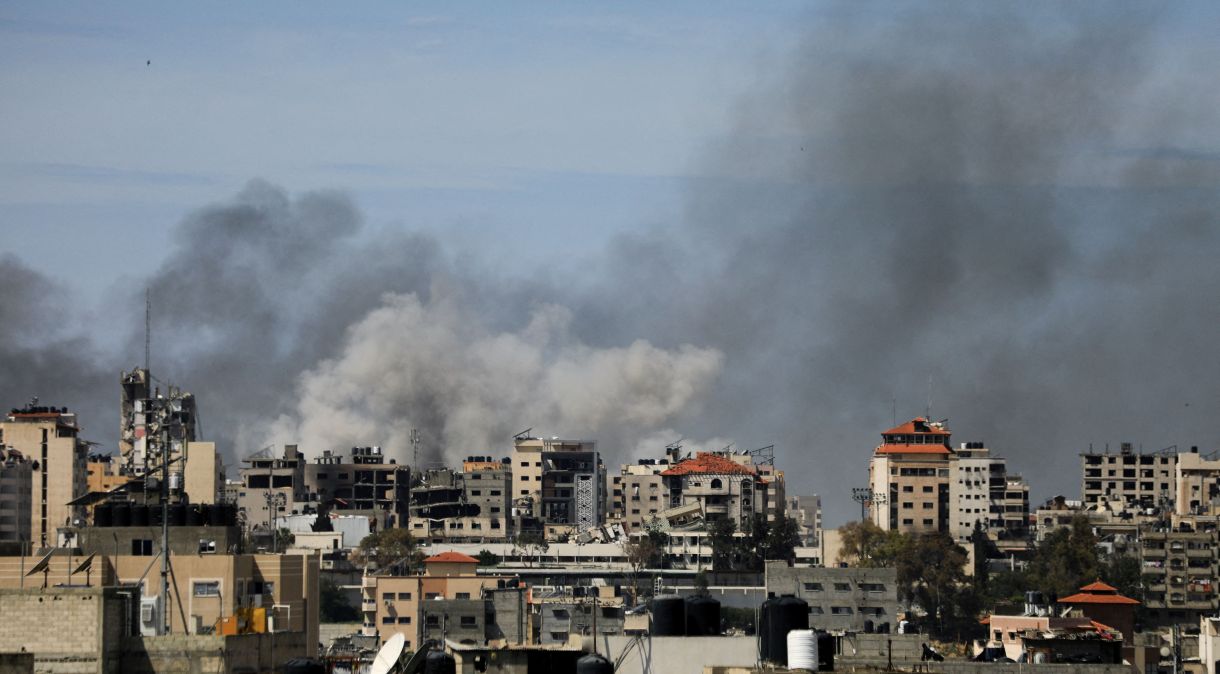 Fumaça durante invasão israelense no hospital Al Shifa em Gaza