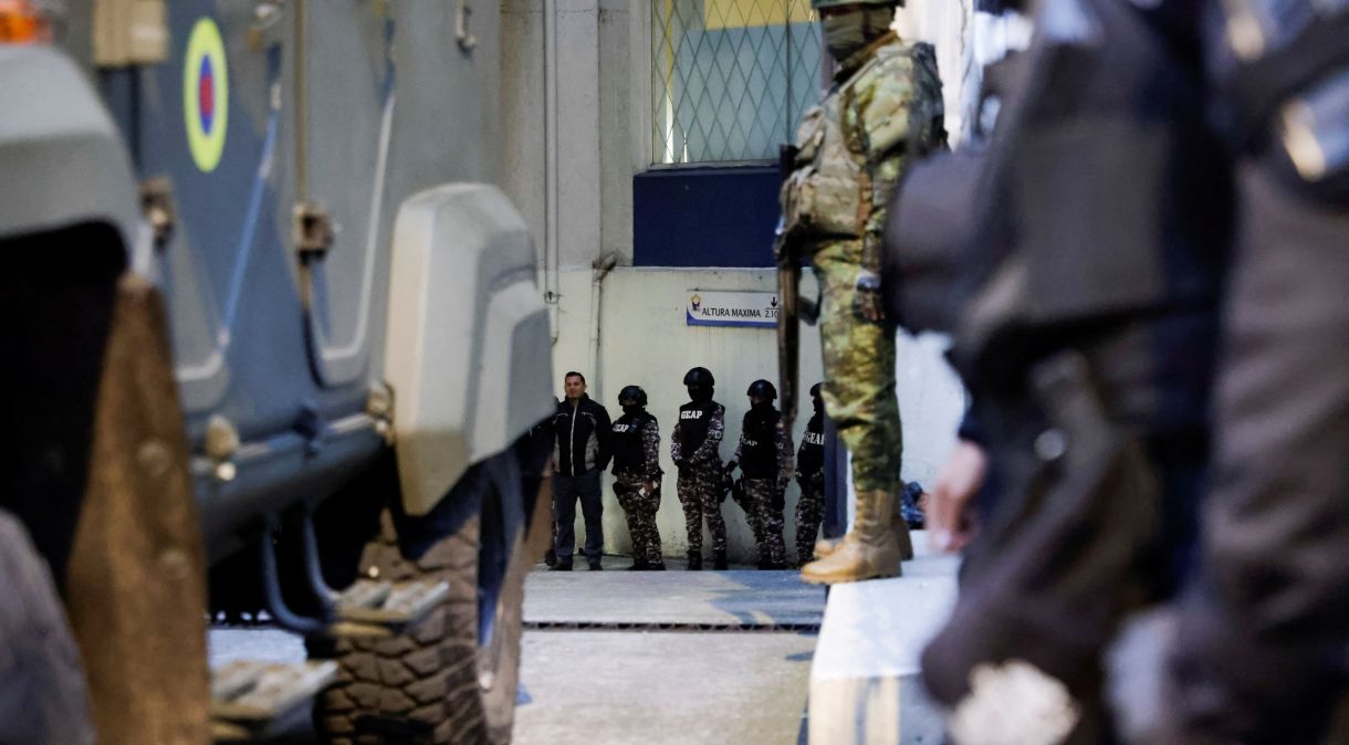 Forças de segurança realizam operação de transferência do ex-vice-presidente do Equador Jorge Glas, em Quito, Equador