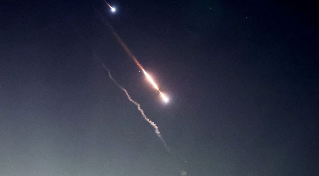 Objetos são vistos no céu acima de Jerusalém depois que o Irã lançou drones e mísseis contra Israel