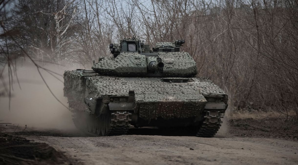 Veículo de combate de infantaria ucraniano CV-90 é conduzido perto da cidade de Chasiv Yar, na linha de frente