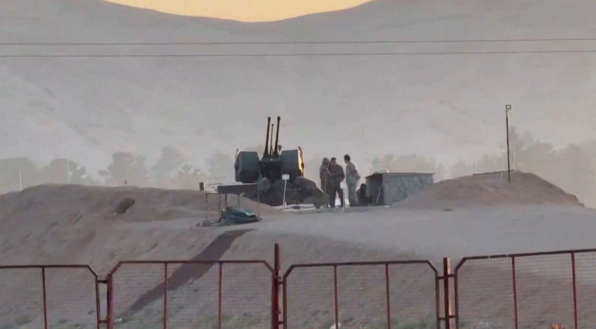 Militares fazem segurança de usina nucler de Isfahan no Irã