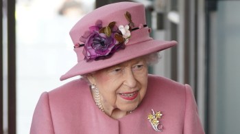 Monarca de 95 anos cancelou viagem oficial nesta semana após médicos recomendarem descanso; ela passou a noite de quarta para quinta-feira em centro médico de Londres