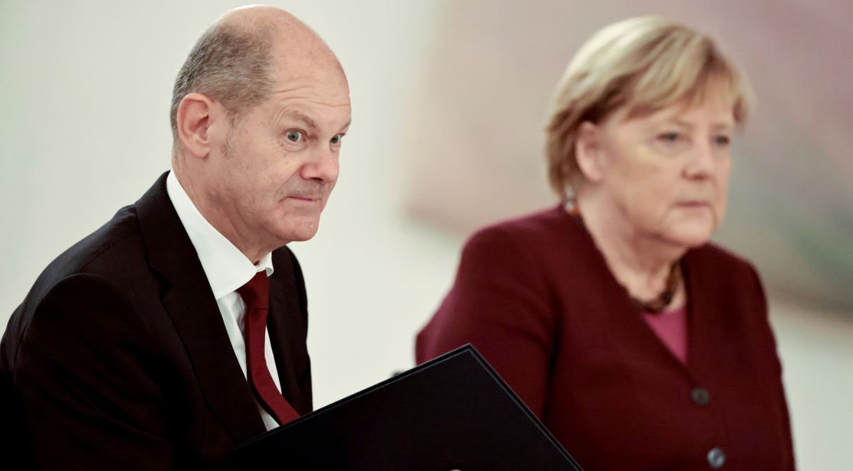 Olaf Scholz ao lado de Angela Merkel