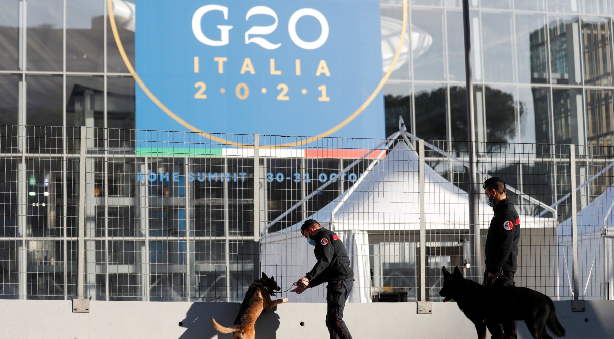 Policiais inspecionam área que abriga centro de convenções que receberá cúpula do G20 em Roma, na Itália