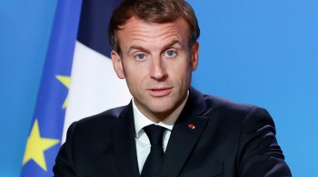 Projeção indica a reeleição do atual presidente francês; adversária Marine Le Pen já reconheceu a derrota