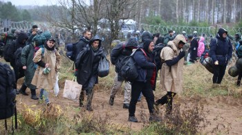 Mais de 2 mil pessoas estão entre a Polônia e Belarus enfrentando condições que as Nações Unidas chamaram de "catastróficas"