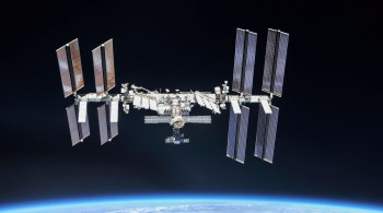 Tripulação a bordo da Estação Espacial Internacional teve que se abrigar nas espaçonaves caso o local fosse atingido por algum destroço