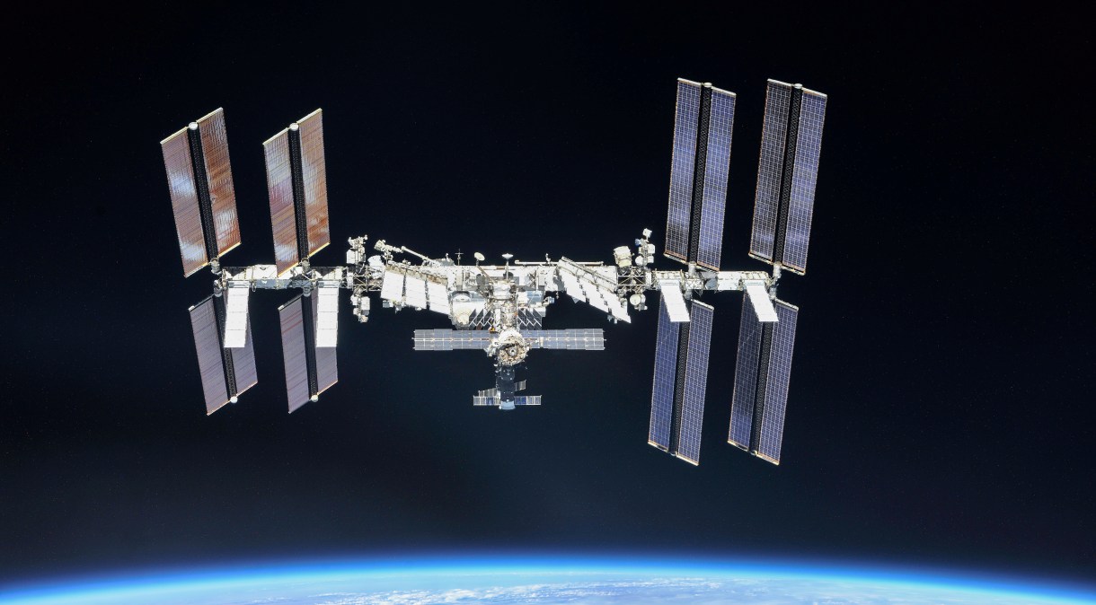 Estação Espacial Internacional fotograda pela cápsula Soyuz após desatracagem