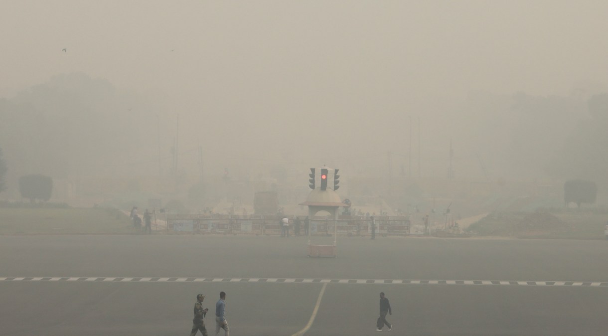 Neblina e fumaça tóxica tomam o céu da capital da Índia