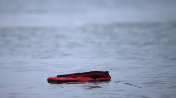 Ao menos 31 pessoas morreram após bote virar durante jornada no Canal da Mancha