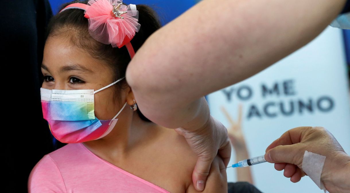 Criança recebe dose da vacina contra Covid-19 CoronaVac em escola pública em Concón, no Chile